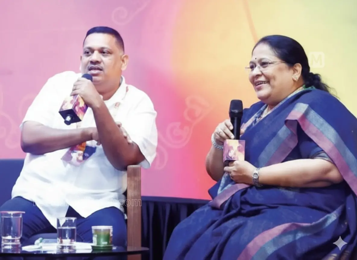 ആബിദ റഷീദും മാതൃഭൂമി പബ്ലിക് റിലേഷന്‍സ് ജനറല്‍ മാനേജര്‍ കെ.ആര്‍. പ്രമോദും