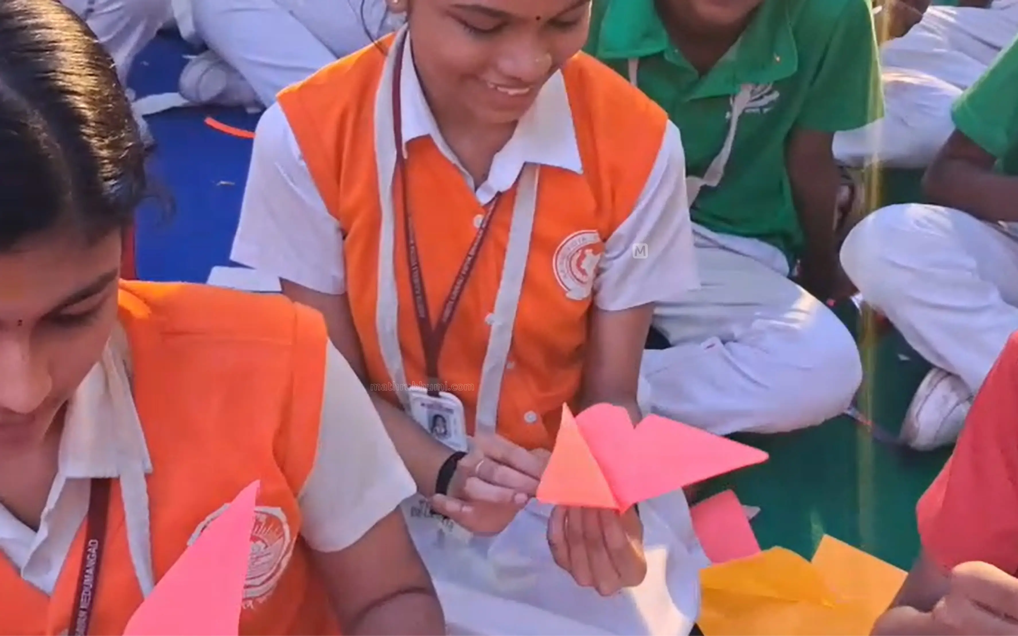 കിറിഗാമി പൂമ്പാറ്റകളുമായി കുട്ടികൾ