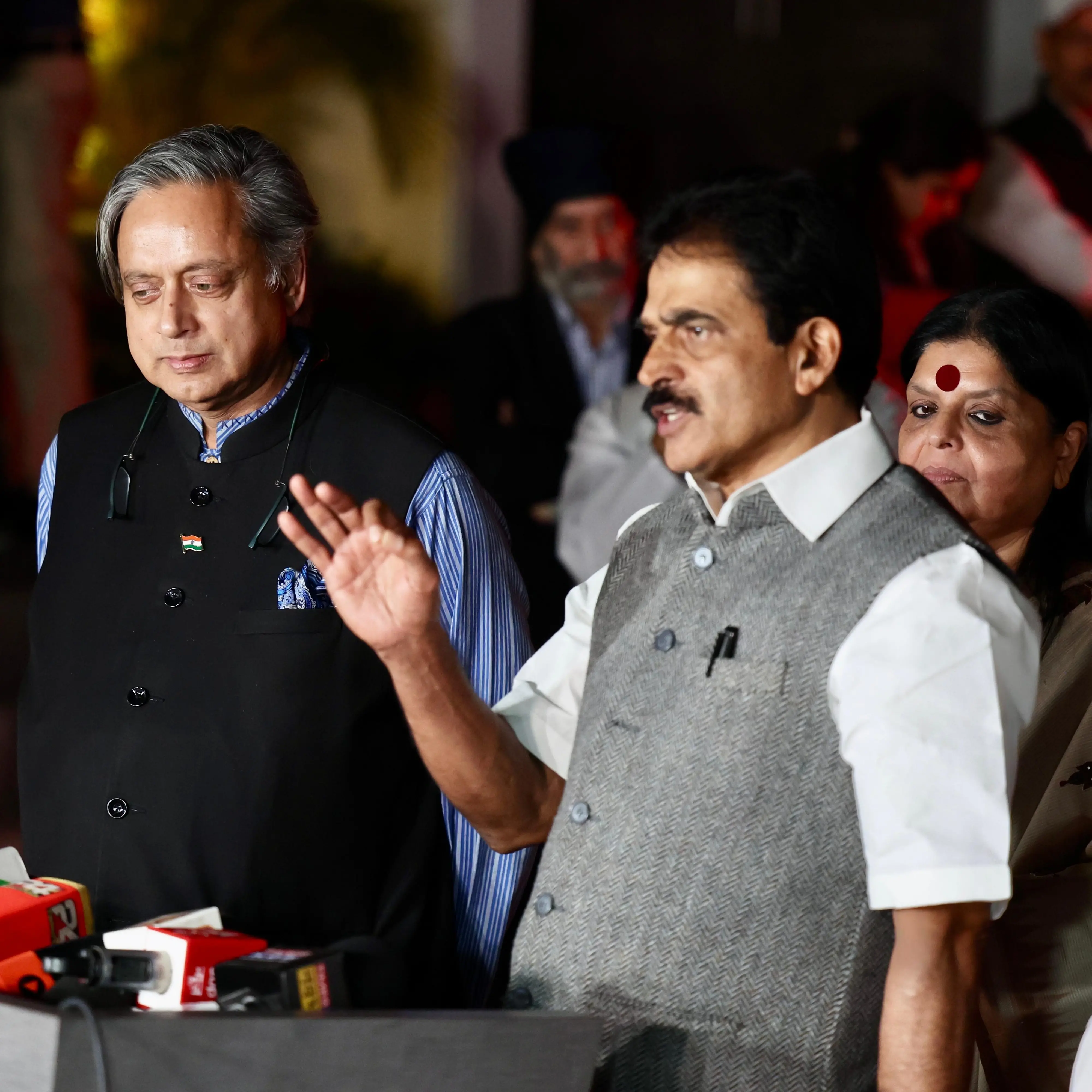 Congress leaders Shashi Tharoor and KC Venugopal address the media | File photo: PTI