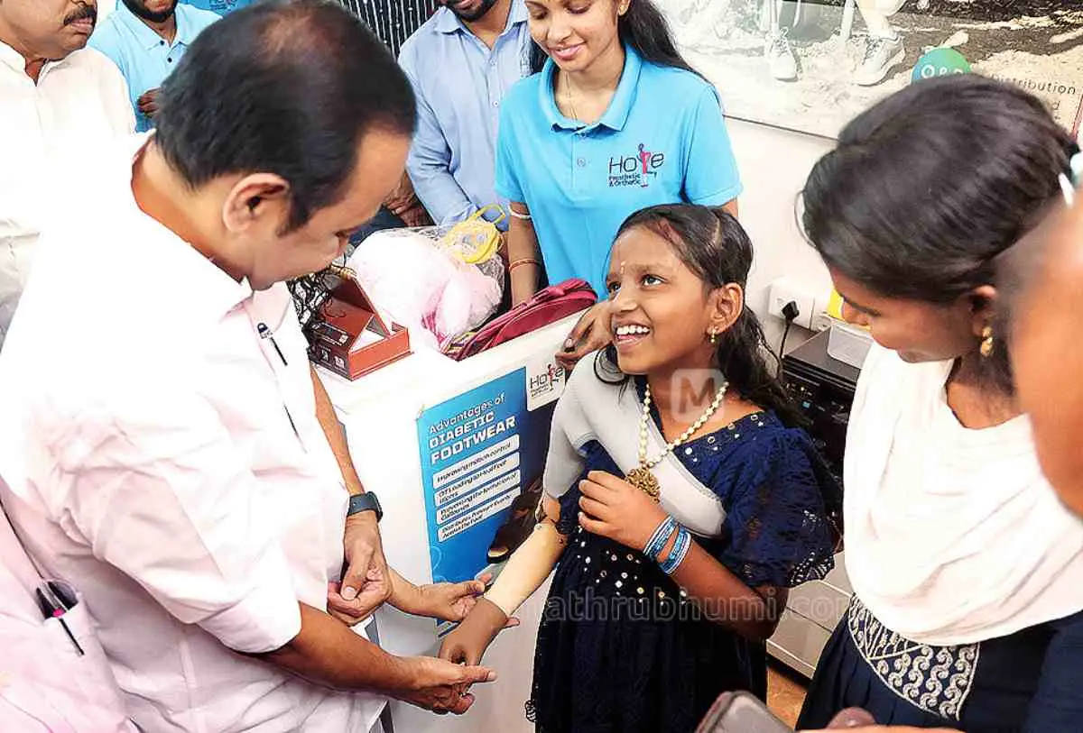 ചികിത്സാപ്പിഴവുമൂലം വലതുകൈ മുറിച്ചുമാറ്റിയ വിനോദിനിക്ക് കൃത്രിമക്കൈ വെയ്ക്കുന്നതിനുള്ള ചെലവ് ഏറ്റെടുത്ത പ്രതിപക്ഷ നേതാവ് വി.ഡി. സതീശൻ മാറ്റിവെച്ച വിനോദിനിയുടെ കൃത്രിമക്കൈ തൊട്ടുനോക്കുന്നു. അമ്മ പ്രസീത സമീപം
