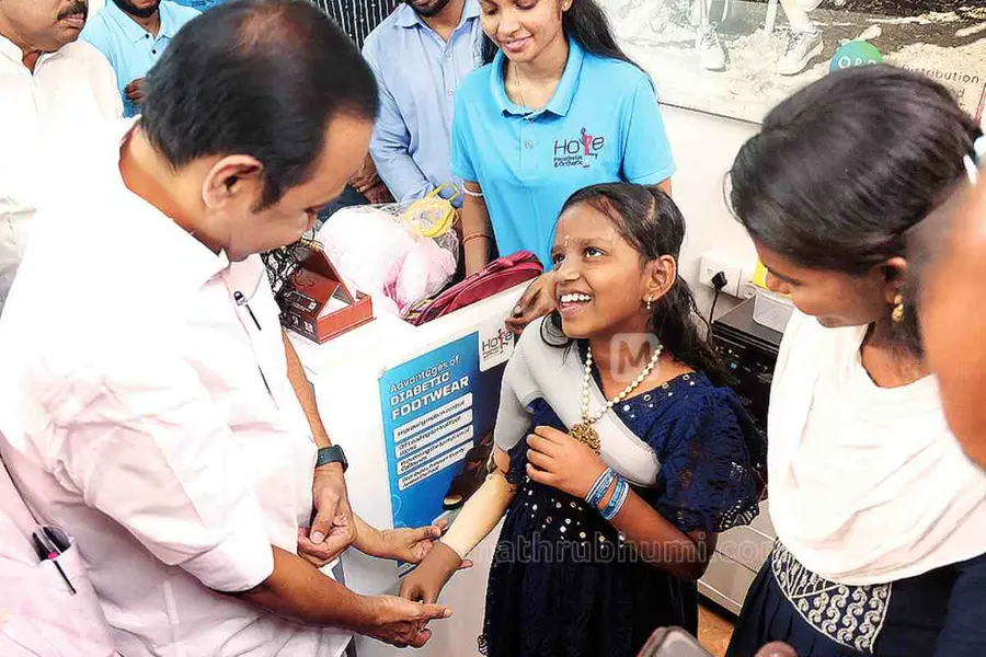 ‘ദേ... അമ്മേ വിരലുകൾ അനങ്ങുന്നു’; വിനോദിനിക്ക് 'കൈകൊടുത്ത്' പ്രതിപക്ഷനേതാവ്