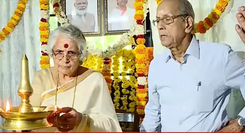 ഇ.ശ്രീധരന് പൊന്നാനിയില് തുറന്ന ഓഫീസ് ഭാര്യ രാധ ഉദ്ഘാടനം ചെയ്യുന്നു