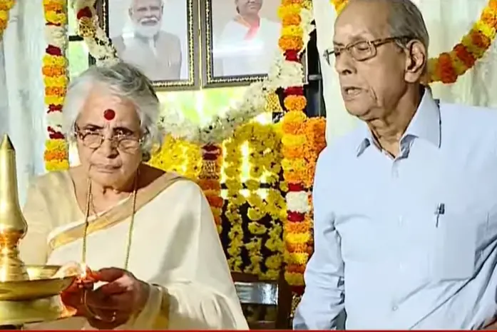 'അതിവേഗ റെയിലിനായി' ഓഫീസ് തുറന്ന് ഇ.ശ്രീധരൻ; ഭാര്യ രാധ നിലവിളക്ക് കൊളുത്തി ഉദ്ഘാടനം ചെയ്തു