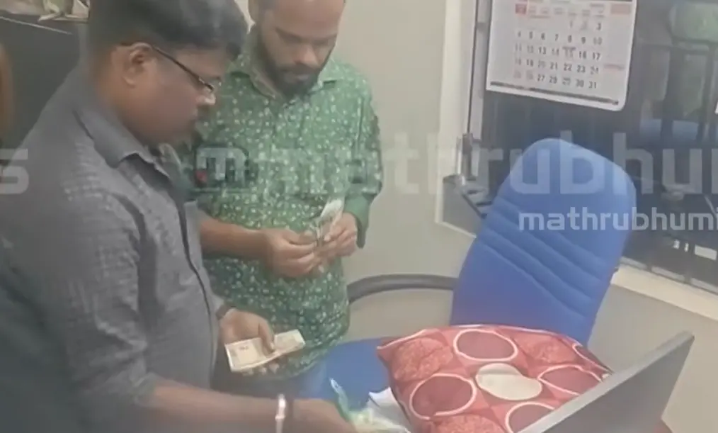 അത്താണി കോട്ടായിയിലെ ബെവറജസ് കോര്പ്പറേഷന്റെ ഔട്ടലെറ്റില് വിജിലന്സ് നടത്തിയ മിന്നില് പരിശോധന