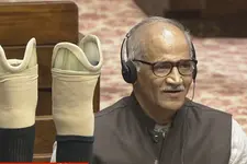 കാലുകൾ വെട്ടിയത് CPM എന്ന് സി. സദാനന്ദൻ; കൃത്രിമക്കാലുകൾ മേശപ്പുറത്തുവെച്ചു, ഗണഗീതം പാടി