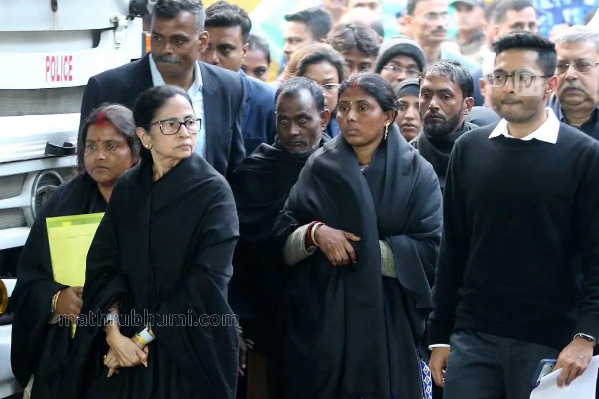 മമതാ ബാനര്ജിയും തൃണമൂല് നേതാക്കളും ഒപ്പമെത്തിയ ബംഗാളില്നിന്നുള്ള കുടുംബങ്ങളും തിരഞ്ഞെടുപ്പ് കമ്മീഷണറുമായുള്ള യോഗത്തില്നിന്ന് ഇറങ്ങിപ്പോരുന്നു | ഫോട്ടോ: പി.ജി. ഉണ്ണികൃഷ്ണന്/ മാതൃഭൂമി