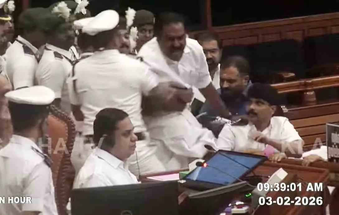 സ്പീക്കറുടെ ഡയസിലേക്ക് ചാടി കടക്കാന് ശ്രമിക്കുന്ന അന്വര് സാദത്ത് എംഎല്എ