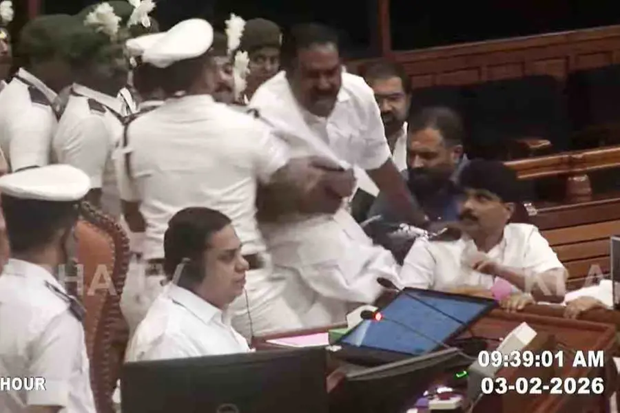 നിയമസഭയിൽ പ്രതിഷേധം,വാക്‌പോര്,ഡയസിലേക്ക് ചാടി കയറാൻ ശ്രമിച്ച് അൻവർ സാദത്ത്,സ്പീക്കർ എഴുന്നേറ്റ് പോയി