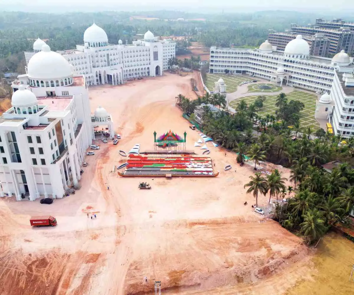 സമസ്ത നൂറാം വാർഷികാഘോഷത്തിന്റെ സമാപനസമ്മേളനത്തിനായി കുണിയ കോളേജിന് മുന്നിൽ വേദി ഒരുക്കാനാരംഭിച്ചപ്പോൾ | ഫോട്ടോ: രാമനാഥ് പൈ