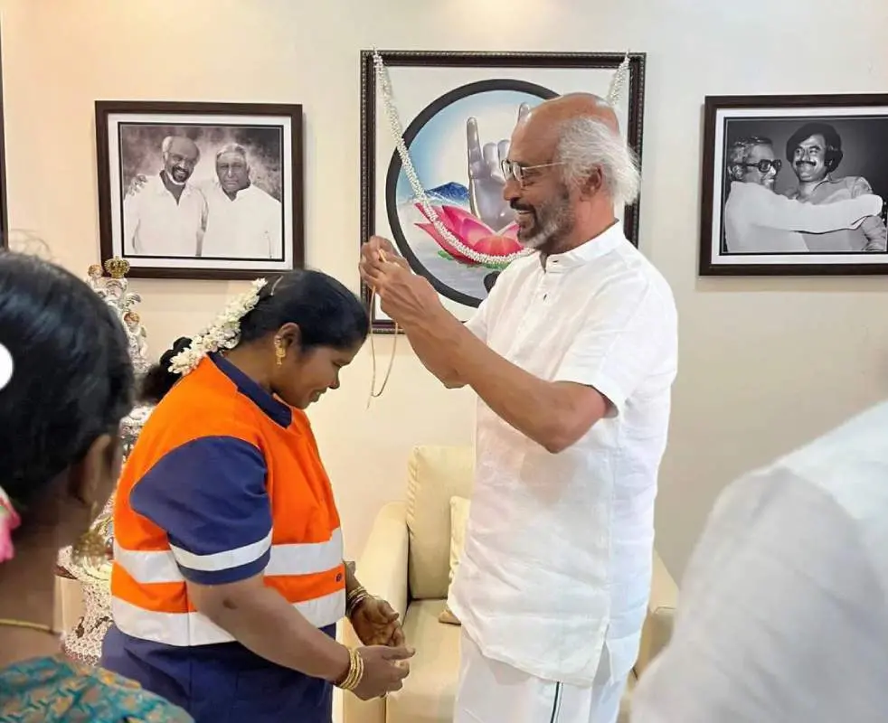 പത്മയ്ക്ക് രജനീകാന്ത് സ്വര്ണമാല സമ്മാനിക്കുന്നു | Photo: x