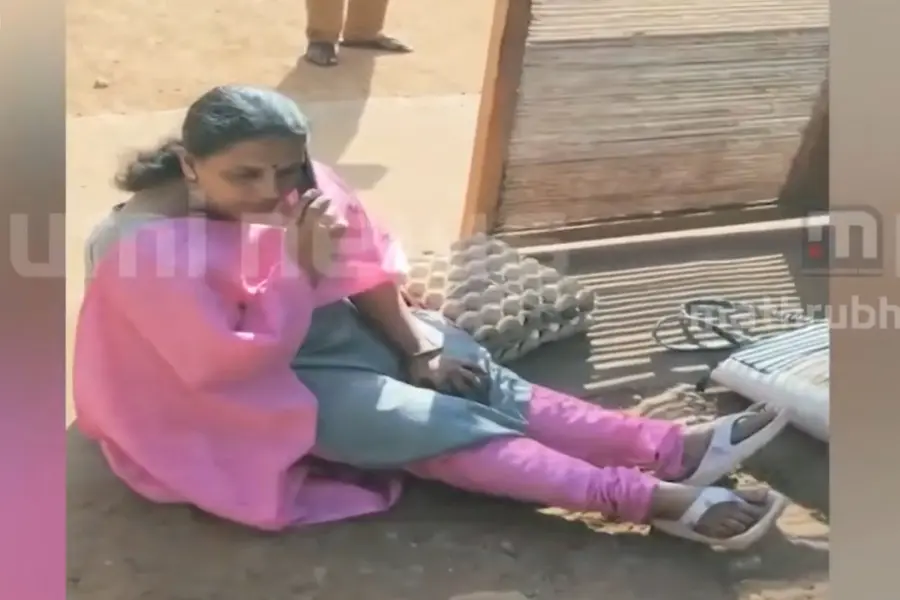 ചുരിദാർ ധരിച്ചതിന് പ്രധാനാധ്യാപികയെ തടഞ്ഞു, ഗേറ്റിനു മുന്നിൽ കുത്തിയിരുന്ന് അധ്യാപികയുടെ പ്രതിഷേധം