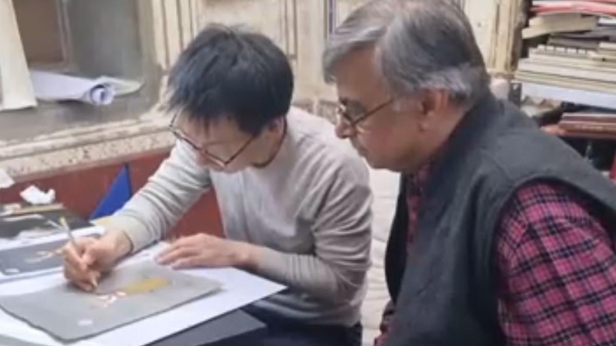 This South Korean art teacher visits Bikaner every year to...
