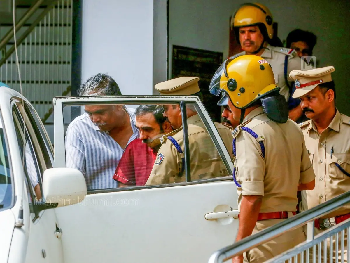 ശബരിമല സ്വർണ്ണ മോഷണവുമായി ബന്ധപ്പെട്ട് മുരാരി ബാബുവിനെയും ഉണ്ണികൃഷ്ണൻ പോറ്റിയെയും കൊല്ലം വിജിലൻസ് കോടതിയിൽ ഹാജരാക്കിയപ്പോൾ | ഫോട്ടോ: സുധീർമോഹൻ / മാതൃഭൂമി