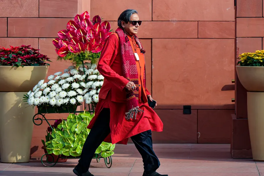 Shashi Tharoor falls on Parliament stairs, helped by Akhilesh Yadav amid Lok Sabha uproar | VIDEO