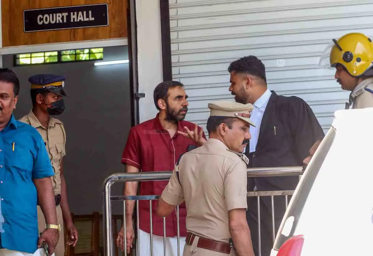 ശബരിമല സ്വര്ണക്കൊള്ളക്കേസിലെ പ്രതി ഉണ്ണികൃഷ്ണന് പോറ്റിയെ ബുധനാഴ്ച കൊല്ലം വിജിലന്സ് കോടതിയില് ഹാജരാക്കിയപ്പോള് |ഫോട്ടോ:സുധീര് മോഹന്