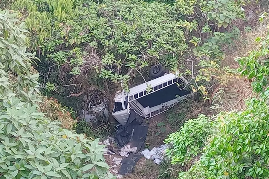 കുട്ടിക്കാനത്ത് പത്രവണ്ടി കൊക്കയിലേക്ക് മറിഞ്ഞു; ഡ്രൈവർ പരിക്കുകളോടെ രക്ഷപ്പെട്ടു