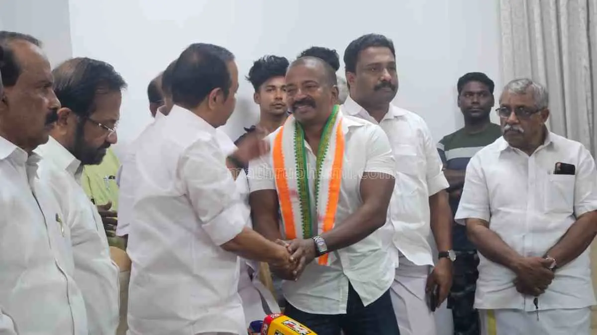 കോണ്ഗ്രസ് അംഗത്വം സ്വീകരിച്ച ശേഷം വിനോദ് പ്രതിപക്ഷ നേതാവ് വി.ഡി.സതീശനൊപ്പം