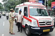 വേഗം വീട്ടിലെത്താൻ സൈറൺ മുഴക്കി ആംബുലൻസിൽ പാഞ്ഞു; ഡ്രൈവർ പിടിയിൽ, കേസ്