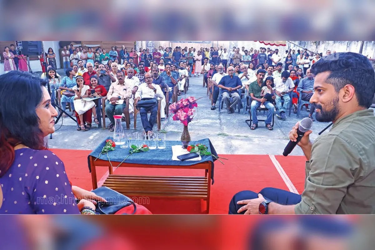 മാതൃഭൂമി പുസ്തകോത്സവഭാഗമായി വ്യാഴാഴ്ച പാലക്കാട്ട് നടന്ന മുഖാമുഖത്തിൽ എഴുത്തുകാരനും പ്രഭാഷകനുമായ ജോസഫ് അന്നംകുട്ടി ജോസുമായി ഡോ. കലാ സജീവൻ സംസാരിക്കുന്നു.