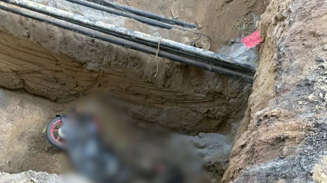 Delhi biker dies after falling into uncovered pit in Janakpuri Delhi biker dies after falling into uncovered pit in Janakpuri