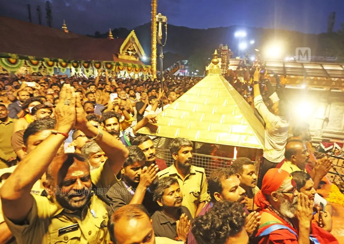 ശബരിമലയിൽ മകരജ്യോതി ദർശനം നടത്തുന്നവർ | ഫോട്ടോ: സി. സുനിൽകുമാർ / മാതൃഭൂമി