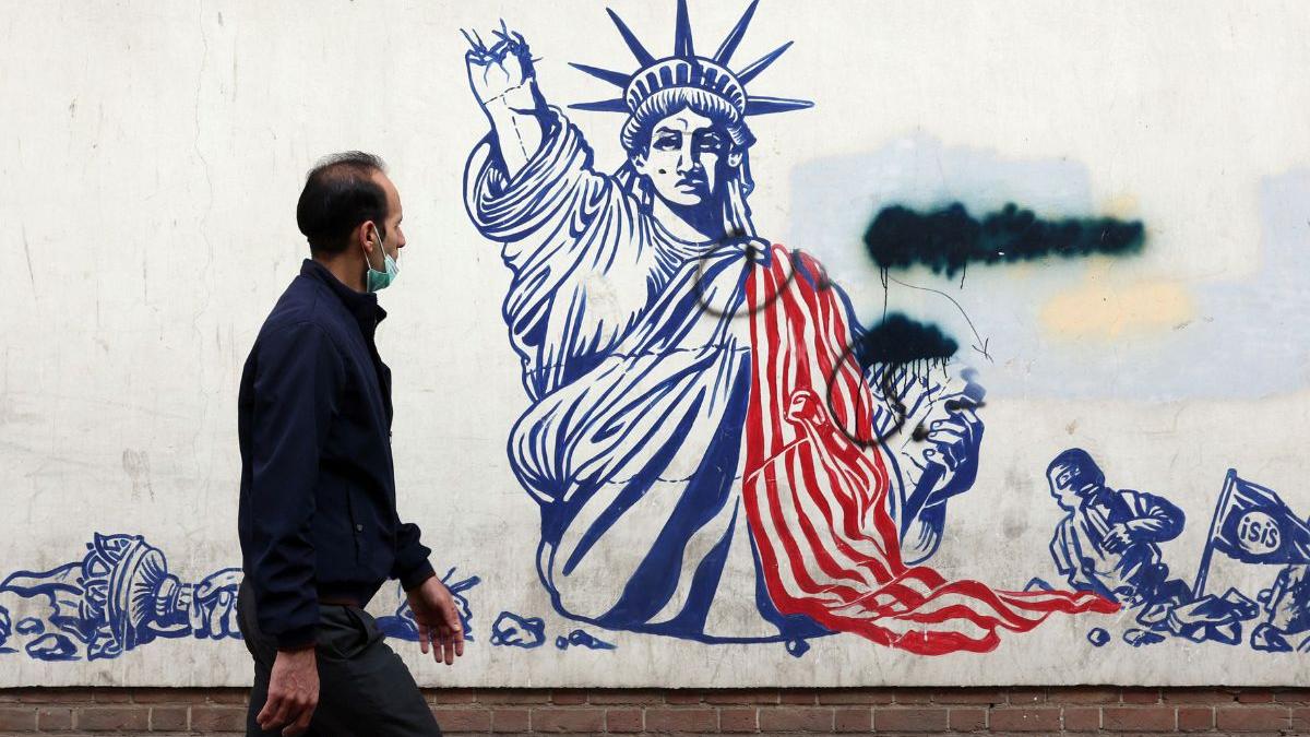 Trump signs executive order threatening tariffs on countries trading with Iran