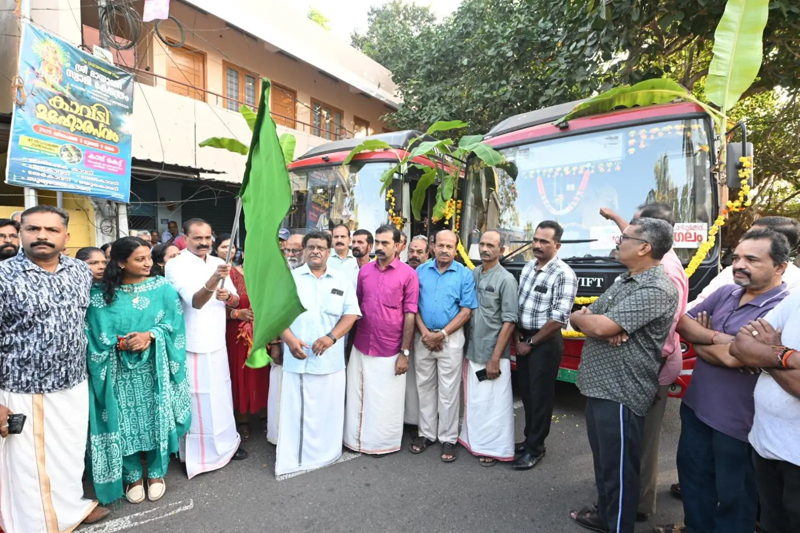 പുതിയ സര്വീസിന്റെ ഫ്ലാഗ് ഓഫ് മേയർ വി.വി രാജേഷ് നിർവഹിക്കുന്നു | Photo: Facebook/VV Rajesh
