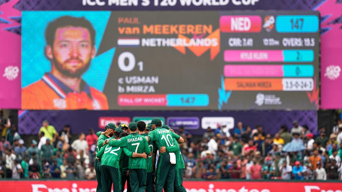 Pakistan spin web bundles out Netherlands for 147 in T20 World Cup opener