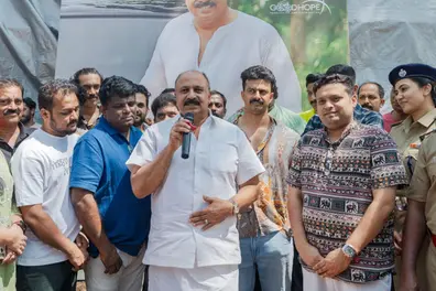 Siddique celebrates 40-year acting journey with ‘Aaram’ team