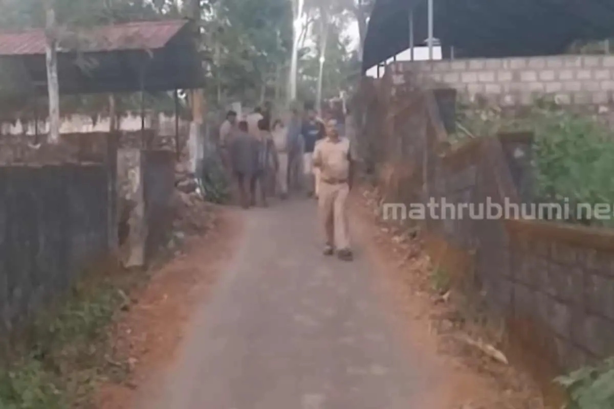 സംഭവസ്ഥലത്തിന് സമീപം പോലീസും നാട്ടുകാരും | Screengrab: Mathrubhumi News