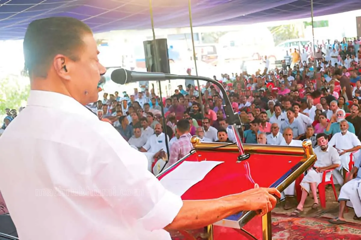പേരാമ്പ്രയിൽ എൽഡിഎഫ് വികസന മുന്നേറ്റ ജാഥക്ക് നൽകിയ സ്വീകരണത്തിൽ ജാഥാ ക്യാപ്റ്റൻ സി.പി.എം. സംസ്ഥാന സെക്രട്ടറി എം.വി.ഗോവിന്ദൻ സംസാരിക്കുന്നു