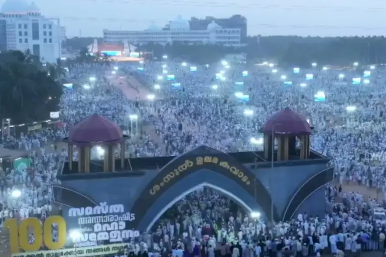 പെരുന്നാളുകൾക്ക് മൂന്ന് ദിവസത്തെ ഔദ്യോഗിക അവധി വേണം; സർക്കാരിനോട് ആവശ്യപ്പെട്ട് സമസ്ത