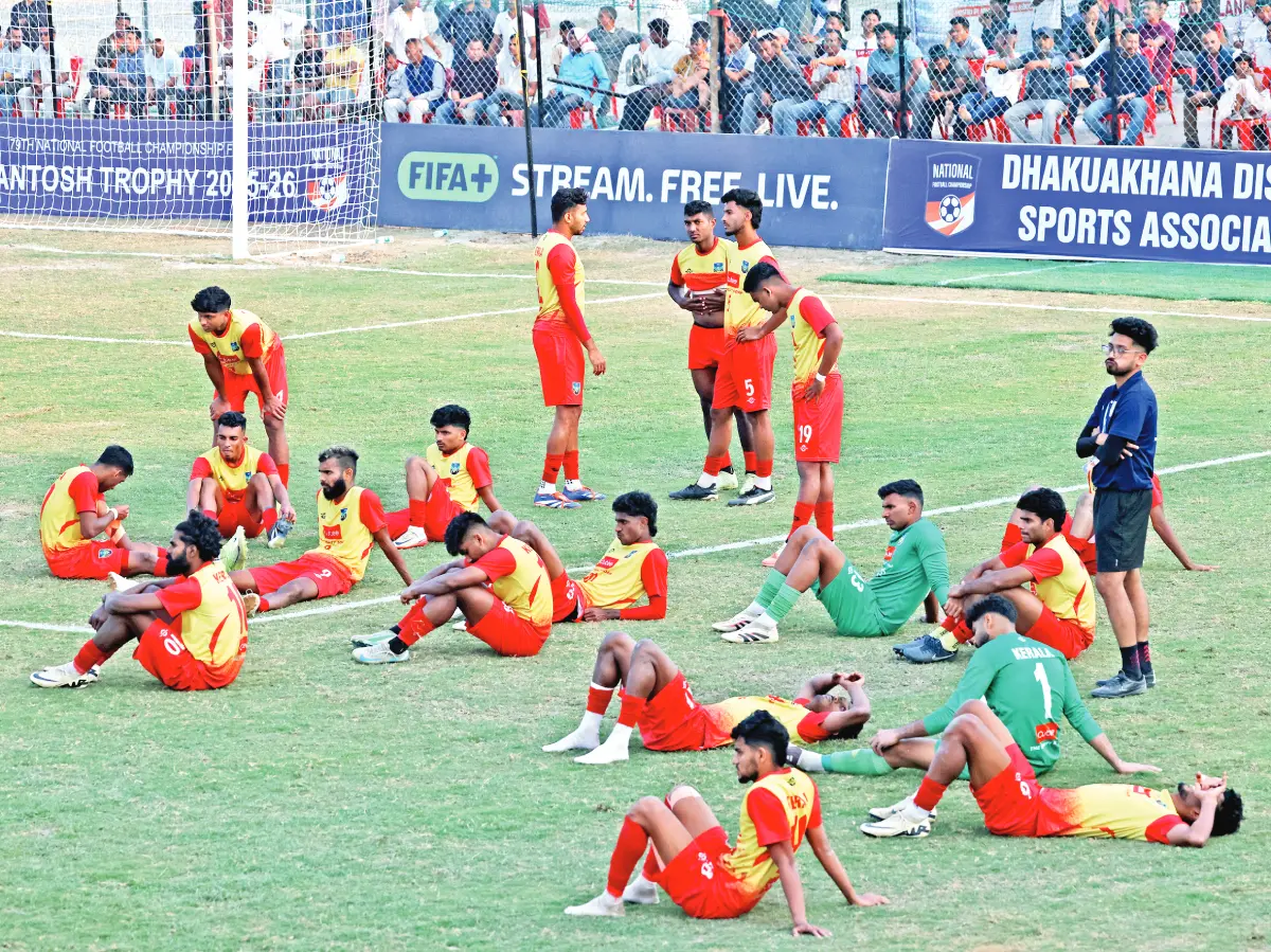 സന്തോഷ് ട്രോഫി ഫൈനലിലെ തോൽവിയിൽ നിരാശരായ കേരള താരങ്ങൾ മൈതാനത്തിരിക്കുന്നു |ഫോട്ടോ: ടി.കെ. പ്രദീപ് കുമാർ