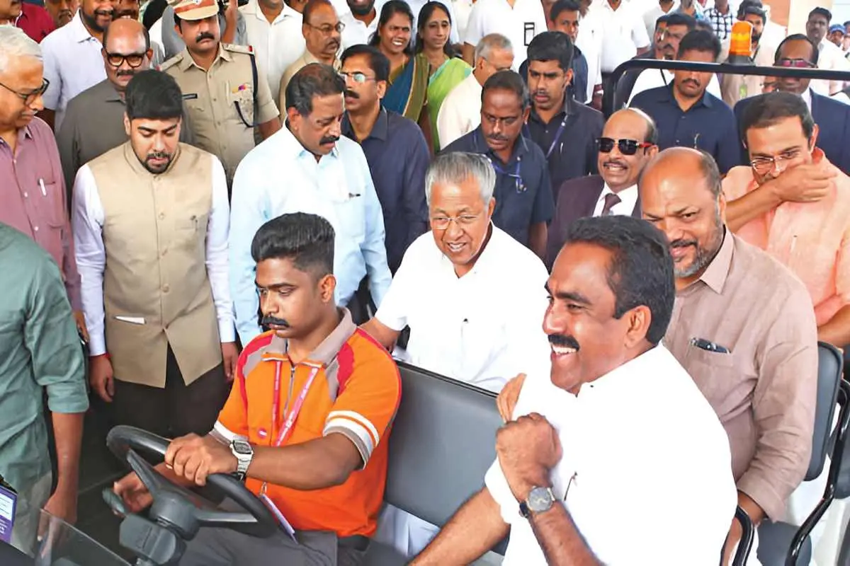 സിയാൽ എയ്റോ പാർക്ക് ഉദ്ഘാടനം ചെയ്യാനെത്തിയ മുഖ്യമന്ത്രി പിണറായി വിജയൻ, അൻവർ സാദത്ത് എം.എൽ.എ., മന്ത്രി പി. രാജീവ്, സിയാൽ ഡയറക്ടർ എം.എ. യൂസഫലി, റോജി എം. ജോൺ എം.എൽ.എ. എന്നിവർക്കൊപ്പം വൈദ്യുതി വാഹനത്തിൽ വേദിയിലേക്ക് പോവുന്നതിനിടെ നർമം പങ്കിട്ടപ്പോൾ