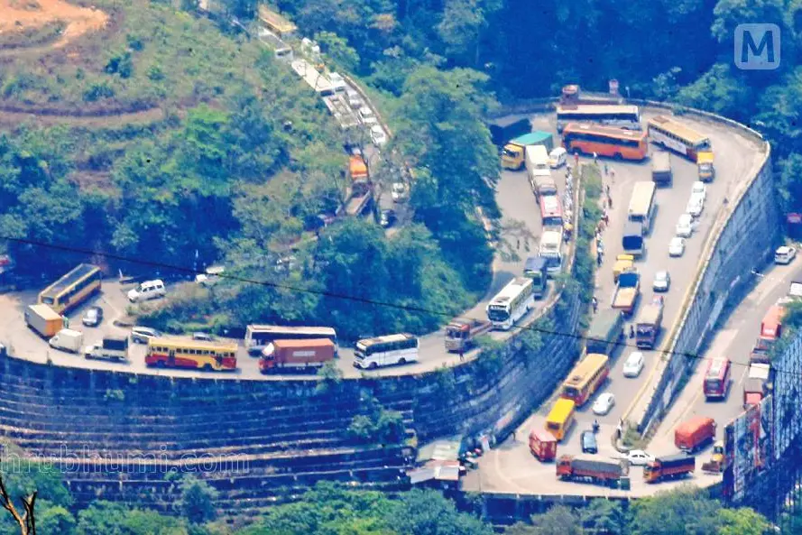 താമരശ്ശേരി ചുരത്തിൽ KSRTC ബസ്സും കണ്ടെയ്‌നർ ലോറിയും കൂട്ടിയിടിച്ച് അപകടം; ഭാഗിക ഗതാഗത തടസ്സം