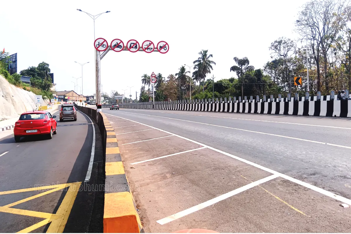 ദേശീയപാത കുമ്പളയിൽനിന്നുള്ള ദൃശ്യം. സഞ്ചാരം നിരോധിച്ച വാഹനങ്ങളുടെ സൂചനാബോർഡും കാണാം.