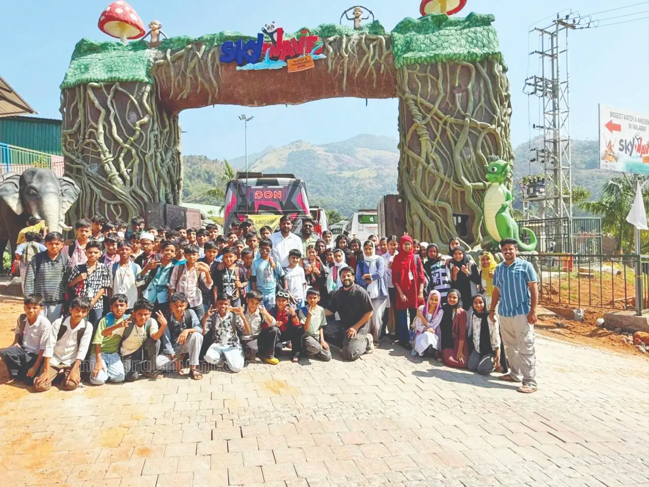 Students from Thrikkalangode Manavedan U.P. School who went on an excursion with Sharif seen in front of the amusement park at Kakkadampoyil