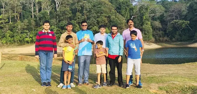 തേക്കടിയിലെ പരിസ്ഥിതി പഠനക്യാന്പിലെത്തിയ കുട്ടികൾ രക്ഷിതാക്കൾക്കൊപ്പം