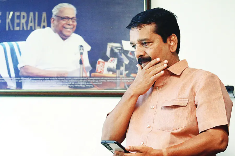 മലമ്പുഴയിൽ സ്വതന്ത്ര സ്ഥാനാർഥിയാകാൻ കോൺഗ്രസ് ക്ഷണം; മറുപടി പറയാതെ വി.എസിന്റെ പേഴ്സണൽ അസിസ്റ്റന്റ്