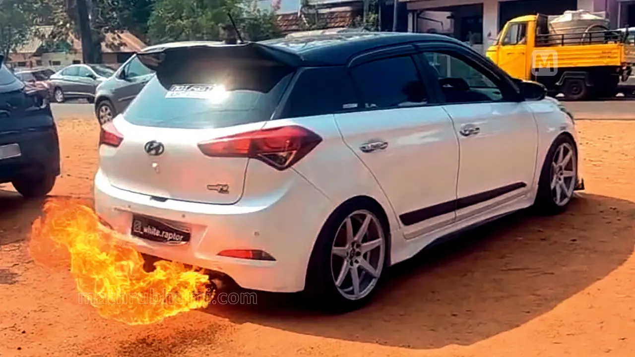 കാറിന്റെ എക്സോസ്റ്റ് പൈപ്പിൽനിന്ന് തീ തുപ്പുന്നു (വീഡിയോ ദൃശ്യം)