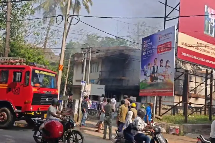 ഇടപ്പള്ളിയിൽ വൻ തീപ്പിടിത്തം: വർക്ക് ഷോപ്പും കാർ അക്സസറീസ് കടയും കത്തിനശിച്ചു