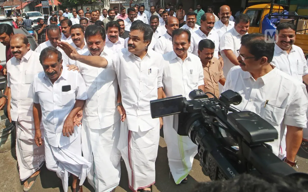 സ്റ്റാർട്ട് ആക്ഷൻ ക്യാമറ.... കോട്ടയത്ത് കേരള കോൺഗ്രസ് (എം) സ്റ്റിയറിങ് കമ്മിറ്റിക്ക് ഒന്നിച്ചെത്തിയ ചെയർമാൻ ജോസ് കെ. മാണി, മന്ത്രി റോഷി അഗസ്റ്റിൻ, എംഎൽഎ മാരായ ഡോ. എൻ. ജയരാജ്, ജോബ് മൈക്കിൾ, സെബാസ്റ്റ്യൻ കുളത്തിങ്കൽ, പ്രമോദ് നാരായണൻ തുടങ്ങിയവർ സമീപം | ഫോട്ടോ: ഇ.വി.രാഗേഷ് / മാതൃഭൂമി
