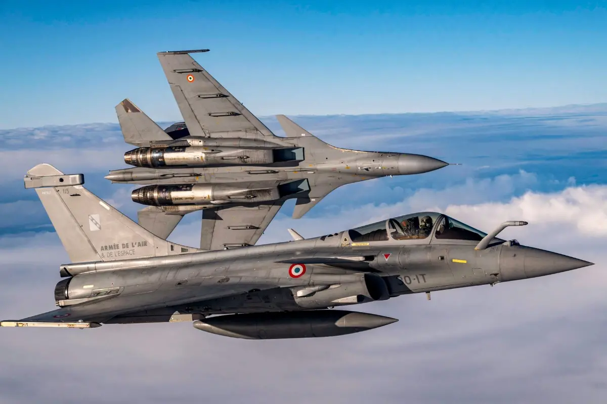 Sukhoi Su-30 MKI and Rafale aircraft during the 8th edition of the bilateral air exercise 'Garuda 2025' between the Indian Air Force and the French Air and Space Force, in France.| Photo: AFP