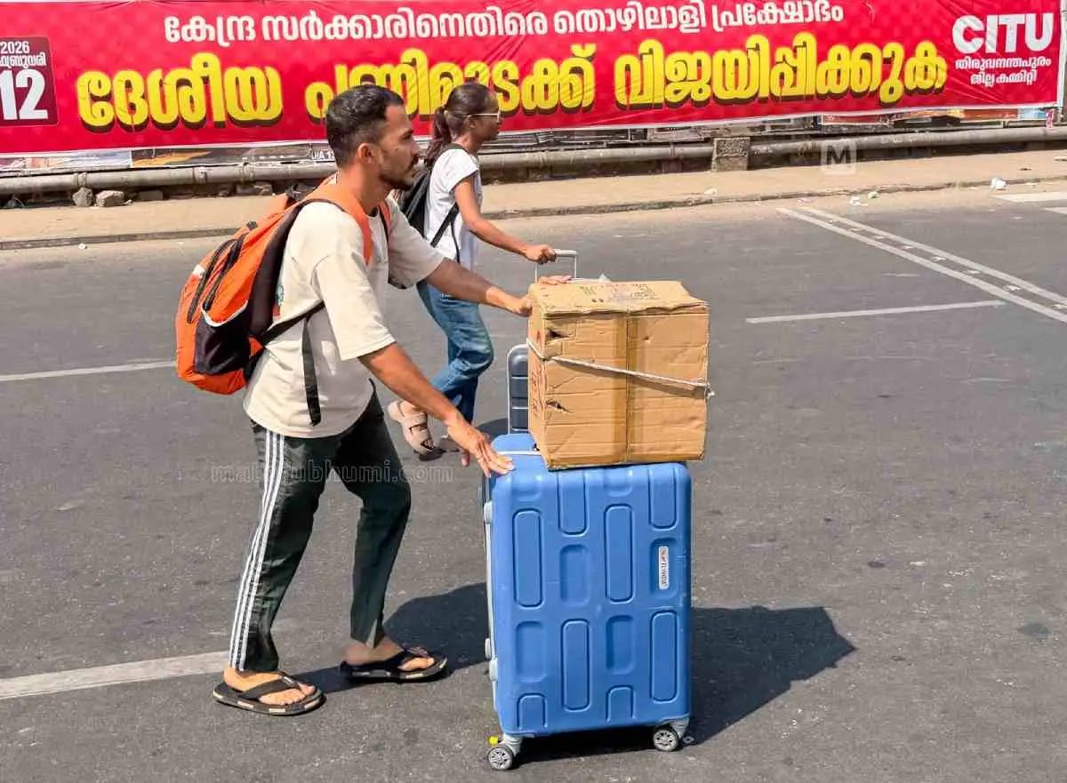 ദേശീയ പണിമുടക്കിനെ തുടർന്ന് തിരുവനന്തപുരം സെൻട്രൽ റെയിൽവേ സ്റ്റേഷനിലേക്ക് ട്രോളി ബാഗുമായി നടന്നു പോകുന്ന യാത്രക്കാർ|ഫോട്ടോ:ബി.മുരളീകൃഷ്ണന്