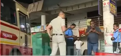 Officials intervening to open the KSRTC courier service centre in Thiruvananthapuram | Screengrab/ Mathrubumi News