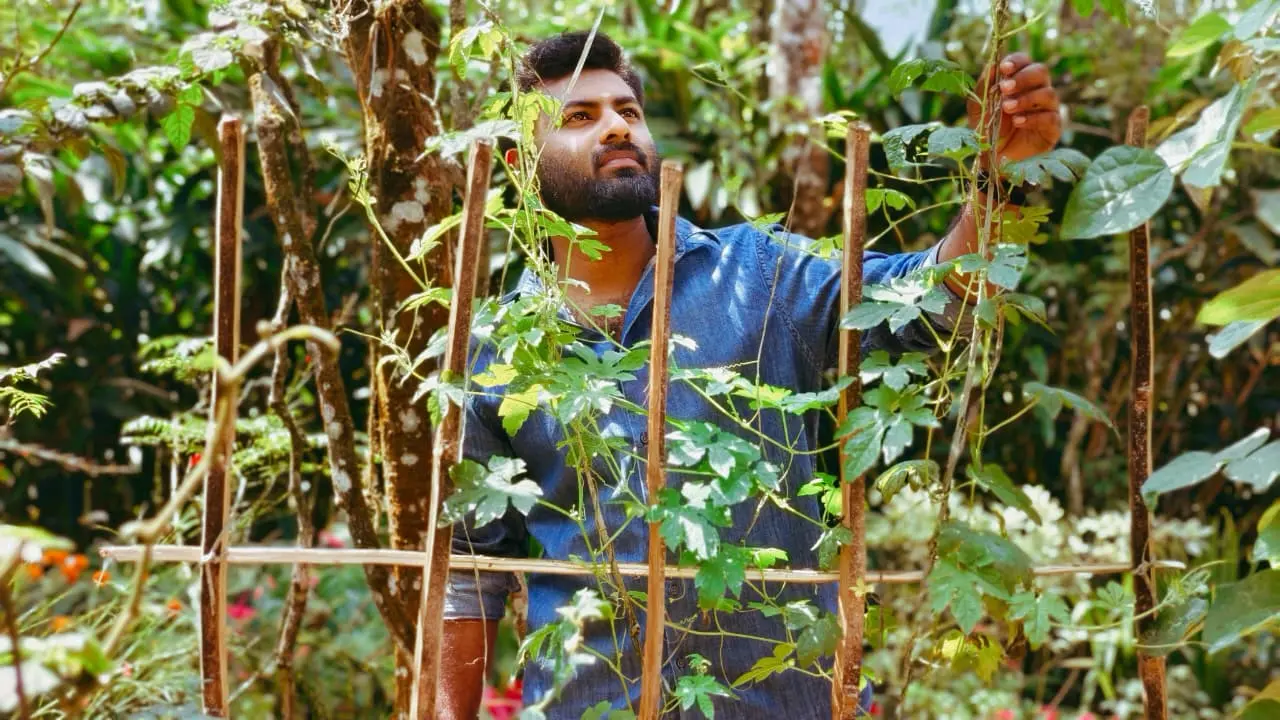 നിതിൻ വിജയ് കൃഷിയിടത്തിൽ