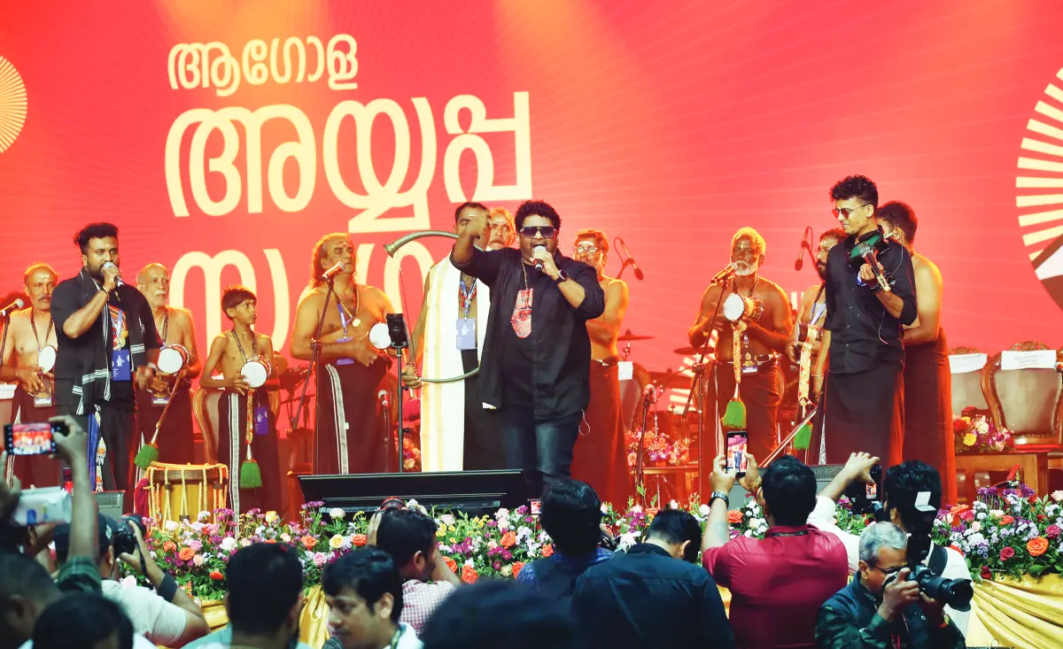 പമ്പയിൽ സെപ്റ്റംബർ 20-ന് ആഗോള അയ്യപ്പസംഗമദിവസം രാവിലെ എട്ടരയ്ക്ക് ഗായകൻ ഇഷാൻദേവിന്റെ നേതൃത്വത്തിൽനടന്ന ഭക്തിഗാനസദസ്സ് (ഫയൽ ചിത്രം)