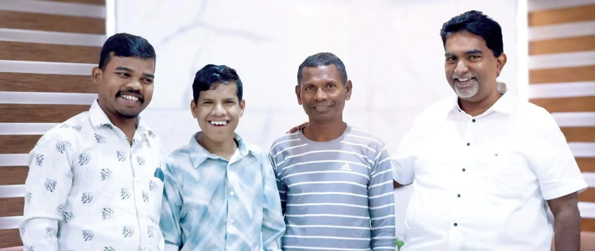 രാജ് പദ്യ ബന്ധുക്കളായ ശങ്കര് ഗോപേ, മര്ക്കണ്ട പദ്യ, പീസ്വാലി ചെയര്മാന് പി.എം അബൂബക്കര് എന്നിവര്ക്കൊപ്പം | Photo: Mathrubhumi