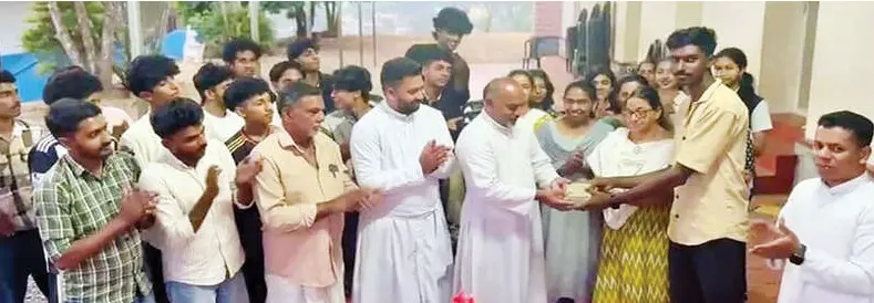 സെറാമോളുടെ മജ്ജമാറ്റിവെയ്ക്കൽ ശസ്ത്രക്രിയയ്ക്കുള്ള ബിരിയാണി ചലഞ്ചിൽ യുവദീപ്തി കണ്ടെത്തിയ നാലേമുക്കാൽ ലക്ഷം രൂപ ചികിത്സാസഹായസമിതി രക്ഷാധികാരി ഫാ. വർഗീസ് കുളമ്പള്ളി ഏറ്റുവാങ്ങുന്നു.