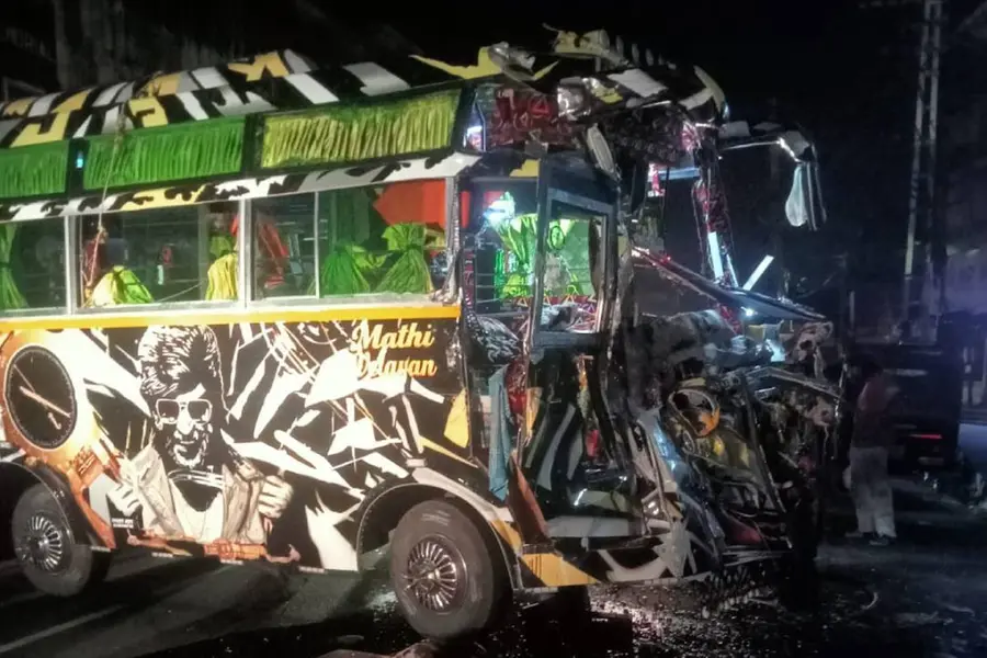ശബരിമല തീർഥാടകരുടെ ബസ്സിൽ ലോറിയിടിച്ച് അഞ്ചുപേർക്ക് പരിക്ക്, ഡ്രൈവറുടെ നില ഗുരുതരം